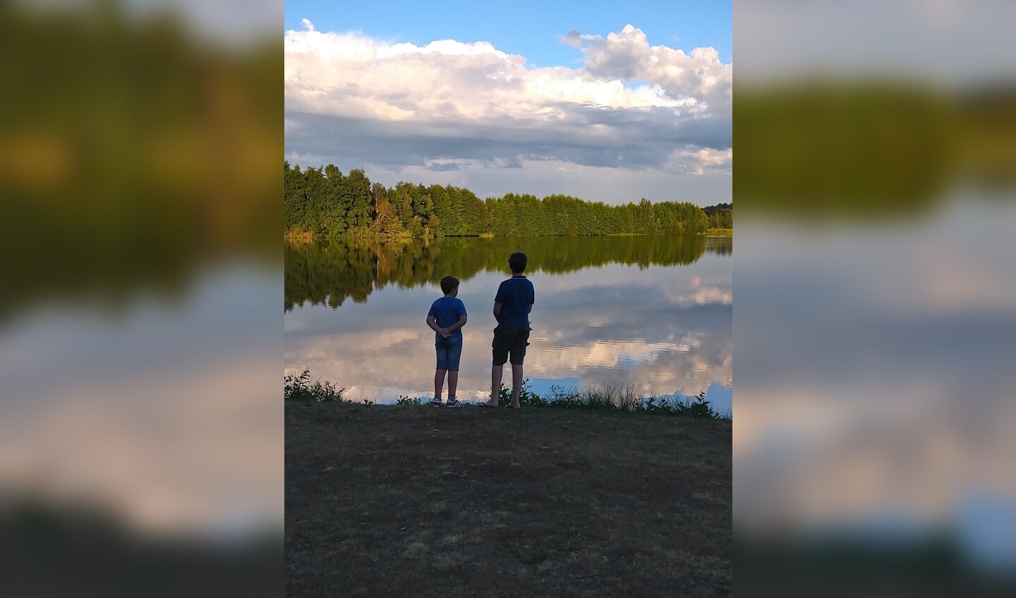 De foto is gemaakt op do. 20 augustus op Roompot Vakantiepark in Arcen. 
Op de foto mijn twee jongens, Lucas en Jasper. 
Prachtige wolkenlucht met de weerkaatsing in het water en twee kanjers. 
Een sereen plaatje. In NL genieten van mooie natuur.