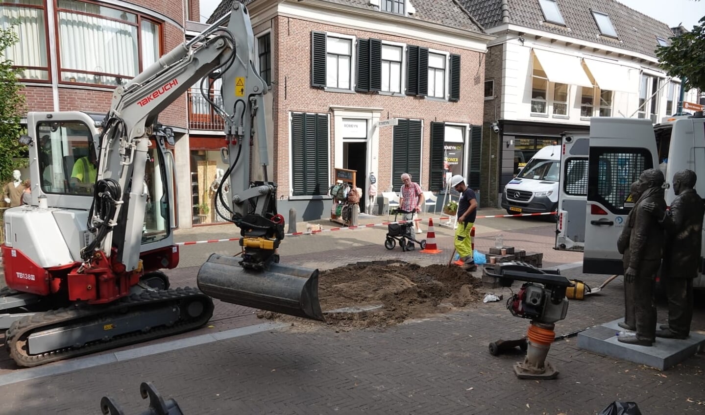 Medewerkers van netbeheerder Liander zijn ter plekke om de stroomstoring in het centrum van Barneveld te verhelpen.