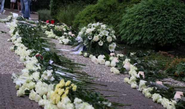 <p>Bloemen voor Bas van Wijk tijdens de stille tocht.</p>