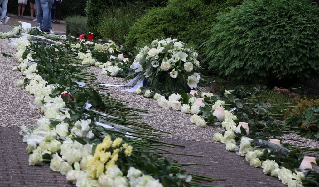 Bloemen voor Bas van Wijk tijdens de stille tocht.