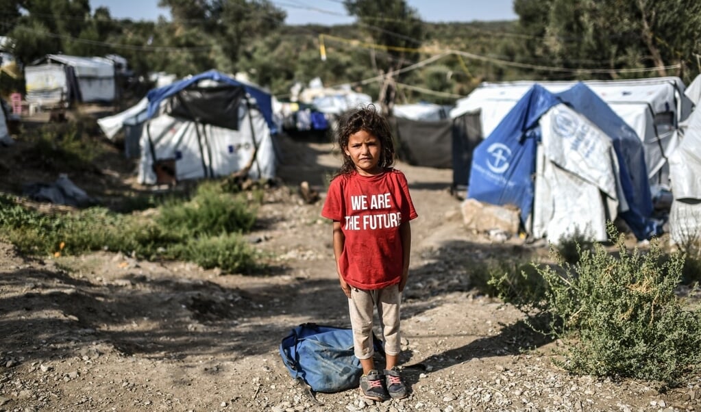 Een jonge bewoonster van een kamp dat is ontstaan naast overvol vluchtelingenkamp Moria op Lesbos. 