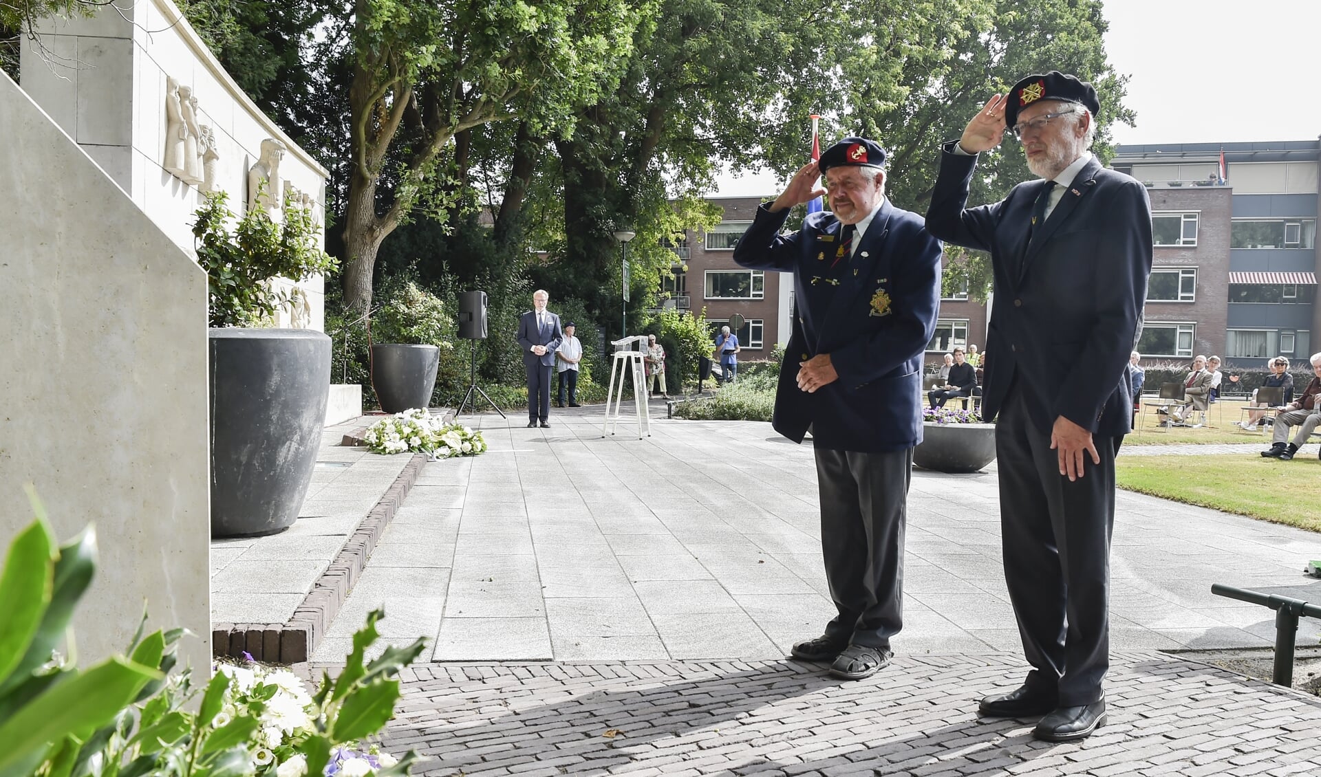 Twee vertegenwoordigers van de veteranen Soest/Soesterberg leggen bloemen en brengen en salueren bij het Indië-Monument