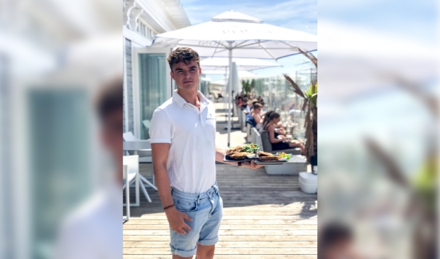 <p>Sem werkt in een strandtent.</p>