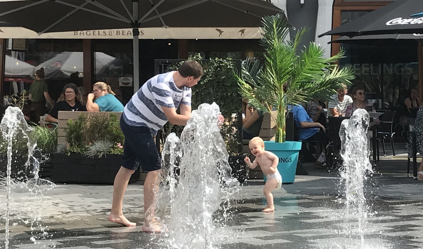 ,,Mijn man en zoontje hebben lol bij het water in het winkelcentrum in Nieuwegein.