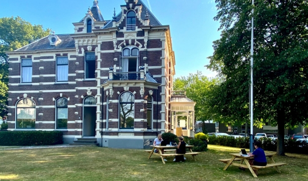 Een echte kantoortuin bij villa Quatre Bras.