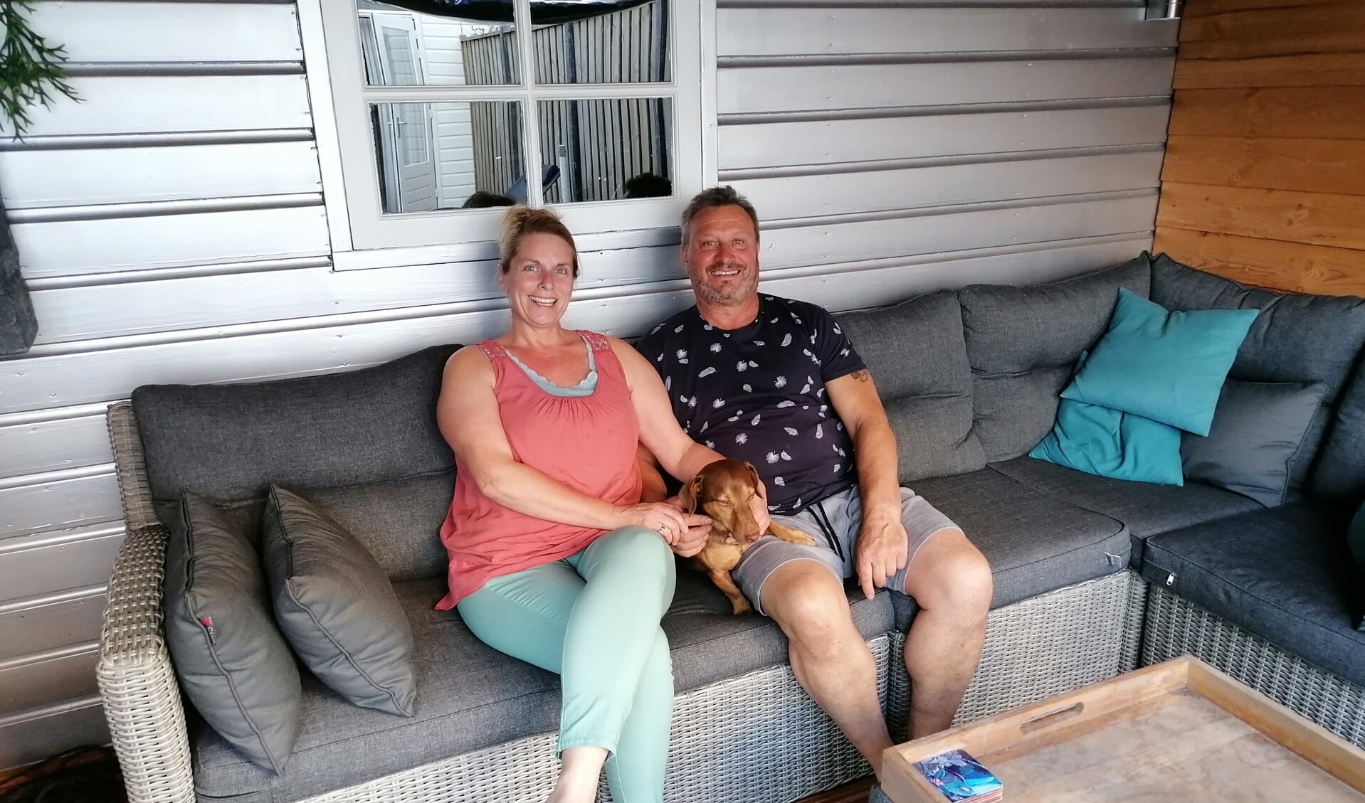 Rolinka en Theo Altenaar genieten deze zomer nog van hun veranda aan de Ooshout. In maart 2021 verhuizen ze naar een nostalgische plek aan de Molenstraat.