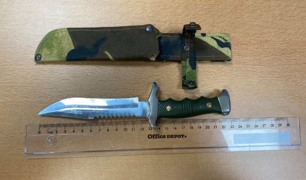 <p>Messen die eerder door de politie in beslag zijn genomen.</p>