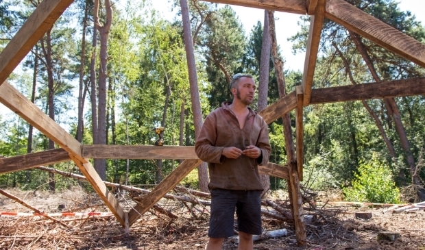 Niels van Bunningen staat in zijn 'grafkoepel' en vertelt hoe deze plek op het landgoed Quadenoord hem inspireerde.