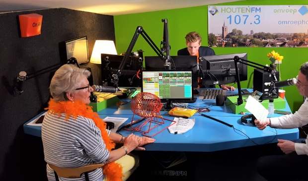 <p>Huiskamerbingo vanuit de studio van Omroep Houten</p>