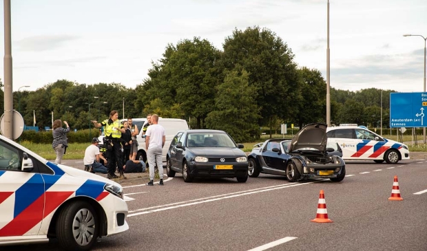 Op de Zandheuvelweg kwamen maandagavond twee auto's in botsing.