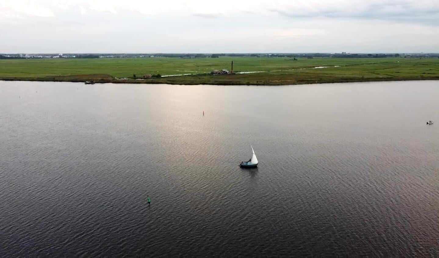 ,,Deze foto is gemaakt op 20 augustus door mijn zoon Naut op landgoed de Wielewaal. Je ziet een eenzame zeilboot op het Nijkerkernauw. Op de achtergrond het stoomgemaal.