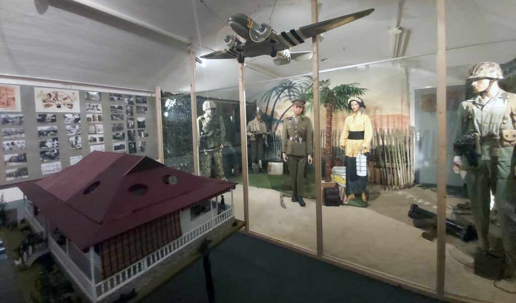 Een diorama met de uniformen die de KNIL- en andere militairen droegen.