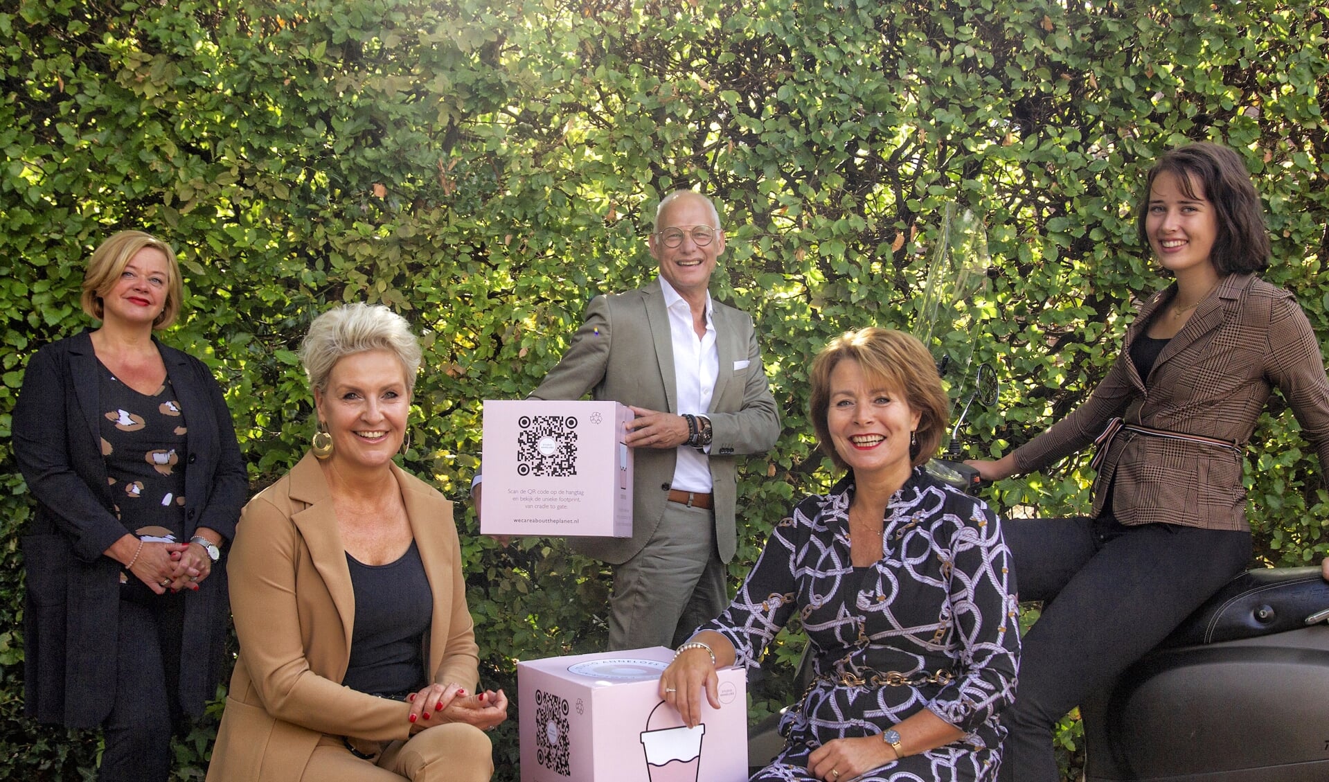 Van links naar rechts Jeannette van Dijk, Anita van de Brink, Jeroen Bakker, Tanja Kok en Eline Priem van Broekhuis Mode.