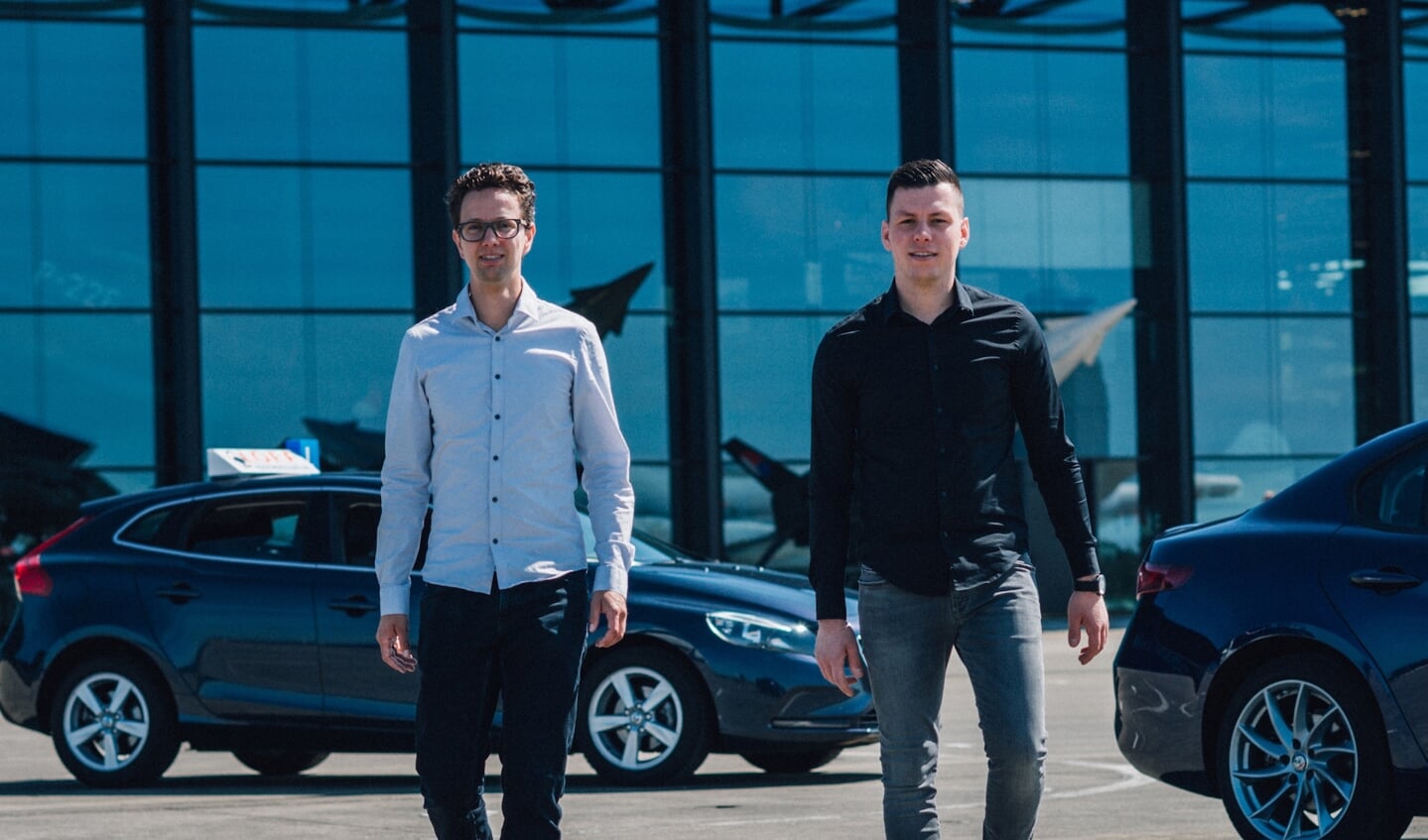 vlnr: Casper Loef (eigenaar van Rijschool Loef en instructeur) en Robert Beukens, instructeur en franchisenemer van Rijschool Loef