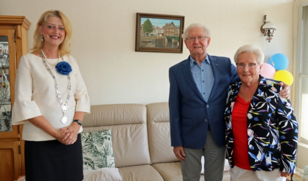 <p>Echtpaar Smithjes-Hillebrand wordt door burgemeester Reinie Melissant-Briene gefeliciteerd met diamanten huwelijk.</p>
