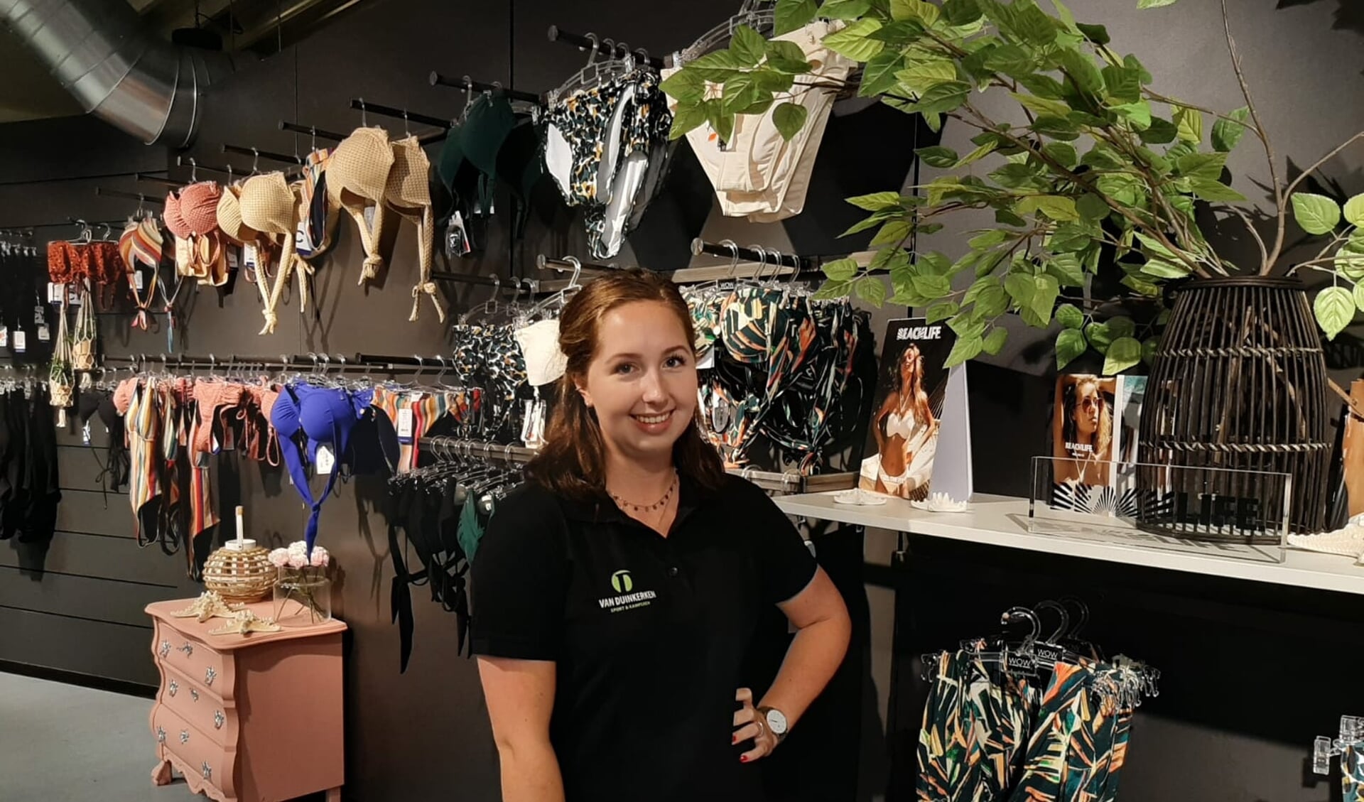 Lotte werkt op de kledingafdeling van Van Duinkerken Sport & Kamperen in Nijkerk.