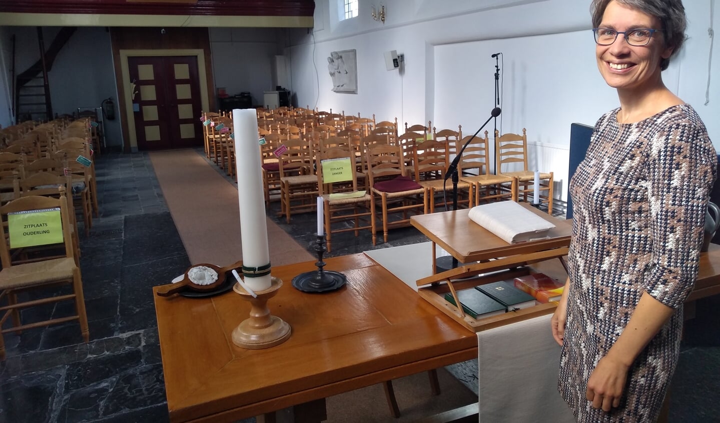 Dominee Bertie Boersma is klaar voor haar werk in het Witte Kerkje.
