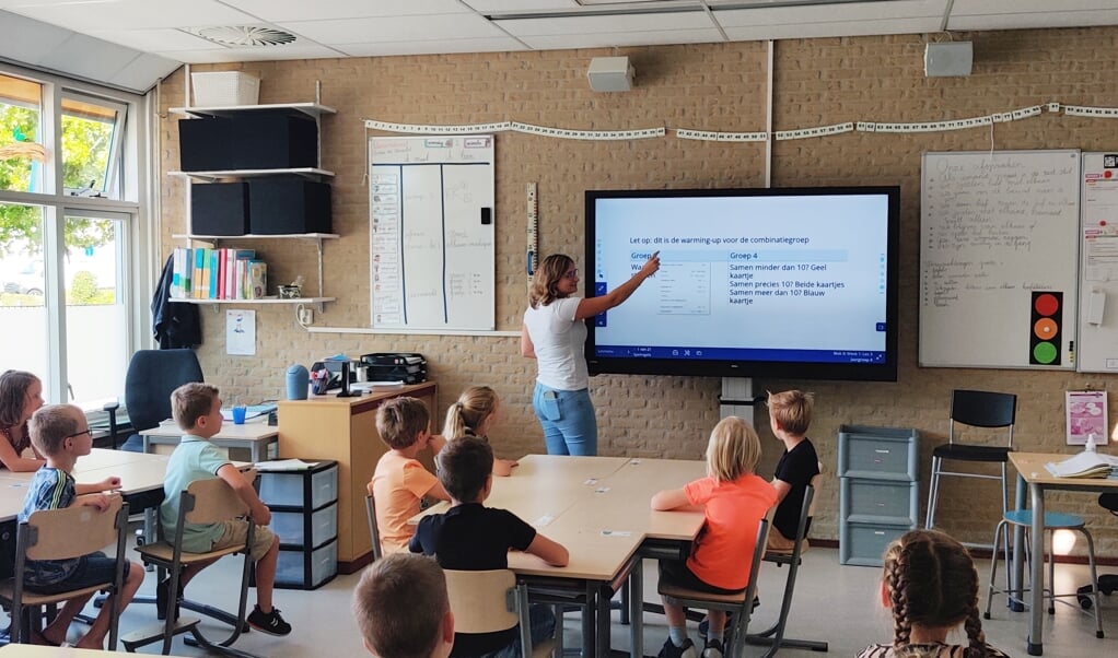 Een leerkracht geeft les in De Olijfboom.