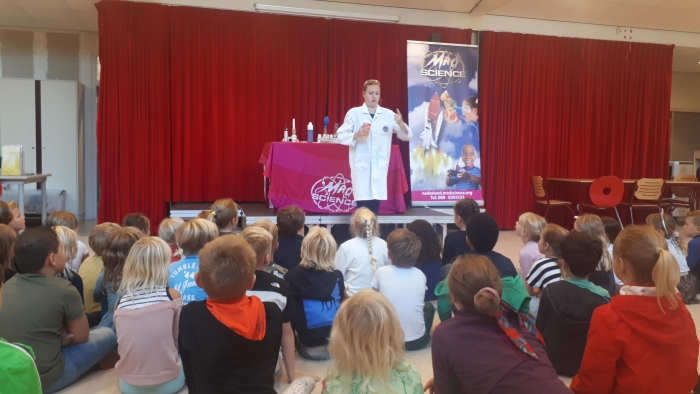 Kinderen van OBS De Prinsenakker genieten van de show