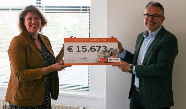 <p>Links: Ineke Sybesma, Directeur Fonds Slachtofferhulp, rechts: Ivar Camps Retail Manager CarProf</p>