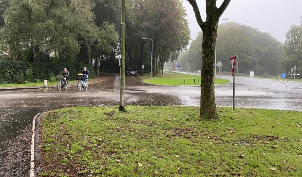 <p>Provincie Gelderland verplaatst en verbreedt de fietsoversteek op het kruispunt van de N798-Hoofdstraat Putten</p>