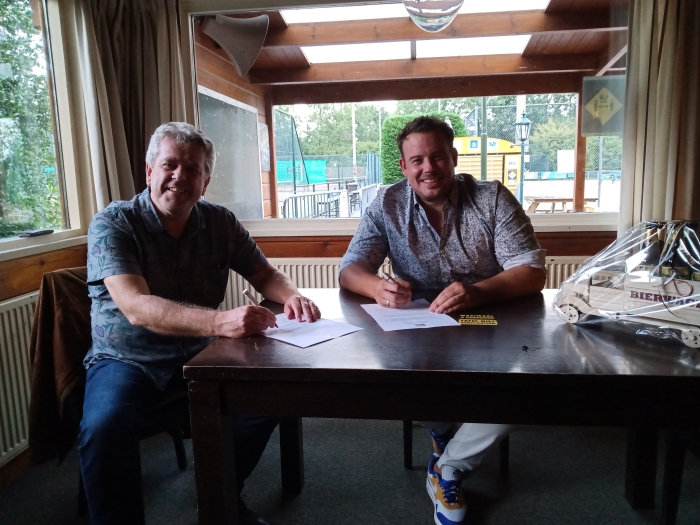 Links Frank Verweij, penningmeester TV De Bree en rechts namens Methorst Projecten B.V. Joost Dekker.