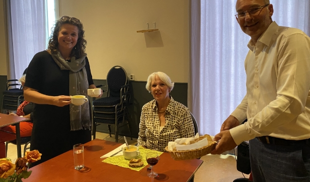 Monique Coffeng en Johan van Buren serveren het voorgerecht aan mevrouw Reijm.