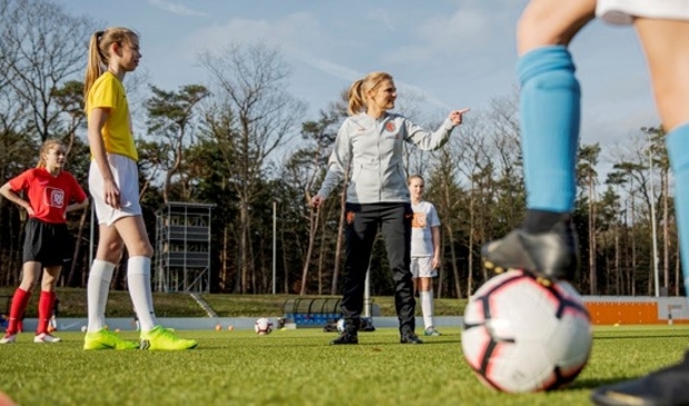 <p>Sarina Wiegman, bondscoach van de Oranje Leeuwinnen, en sinds 14 februari ambassadeur van het meiden- en vrouwenvoetbal.</p>