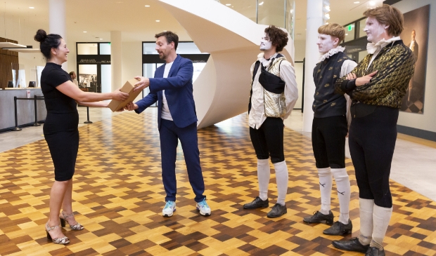 <p>De Amsterdamse wethouder cultuur Touria Meliani.neemt de petitie in ontvangst.</p>