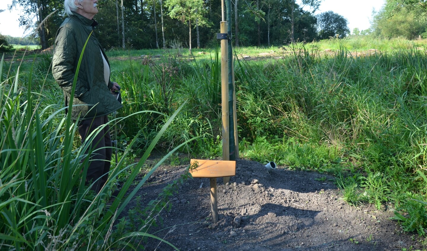 Hein Visser bij de boom voor zijn vrouw Annelies.