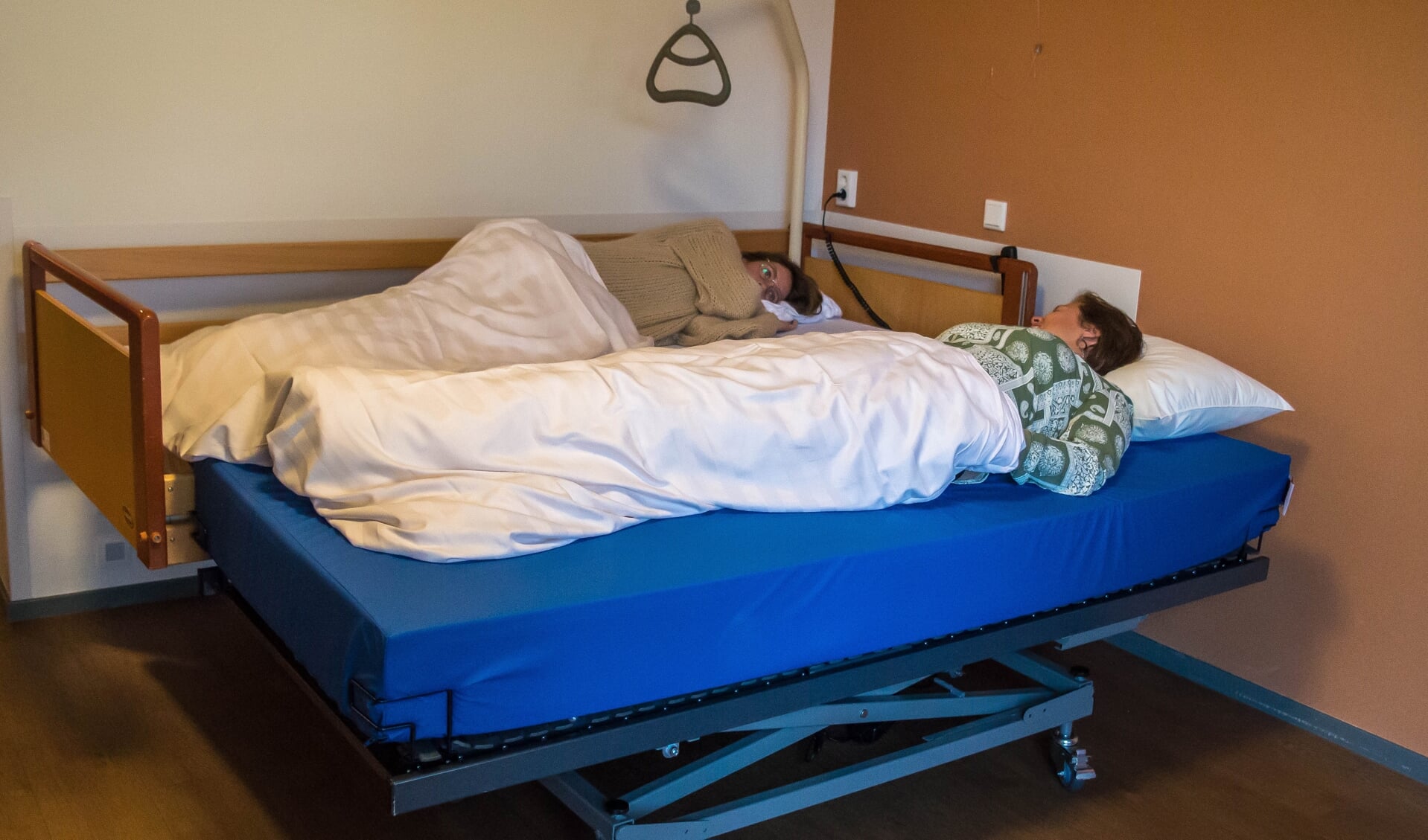 Een koppelbed naast een gewoon zorgbed. De drie verpleeghuizen van Zorggroep Ena hebben voortaan zulke logeerbedden, die het mogelijk maken dat een patiiënt en zijn of haar partner bij elkaar kunnen slapen.