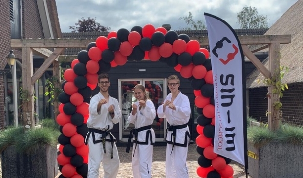<p>Van links naar rechts de Taekwon-Do leraren van Sin-im, Jasper Knaack, Marjolijn van der Boon-Klarenbeek en Marc van der Boon.</p>