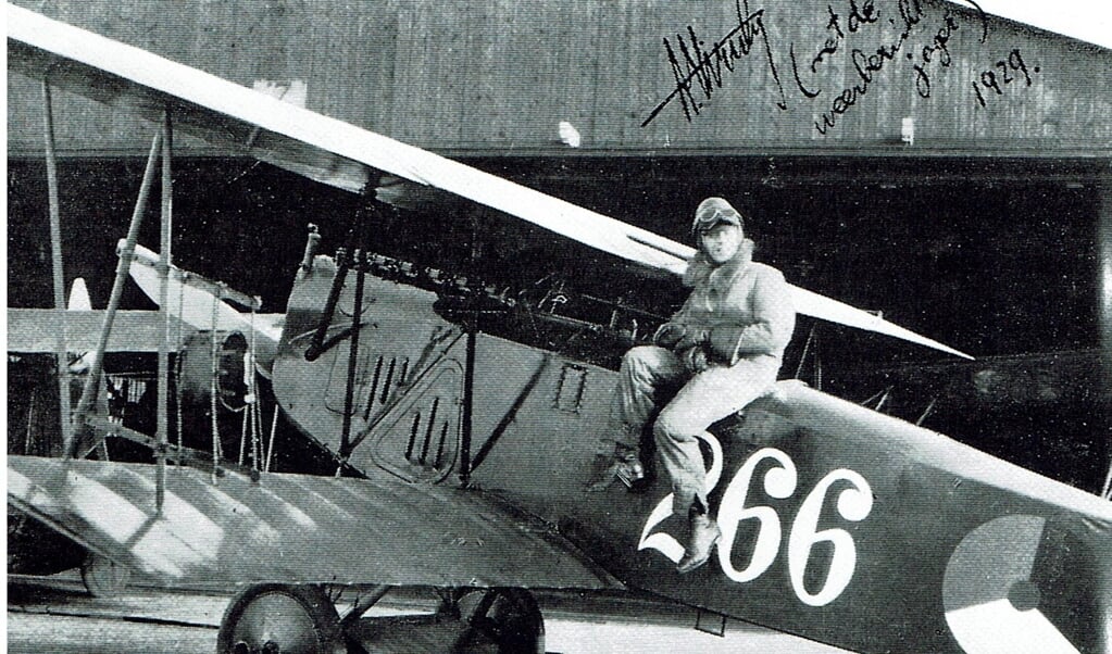 Foto (met handtekening) van de Fokker D-VII 266 met Adriaan Viruly die twee jaar lang om de andere dag in een open cockpit een weervlucht maakte.