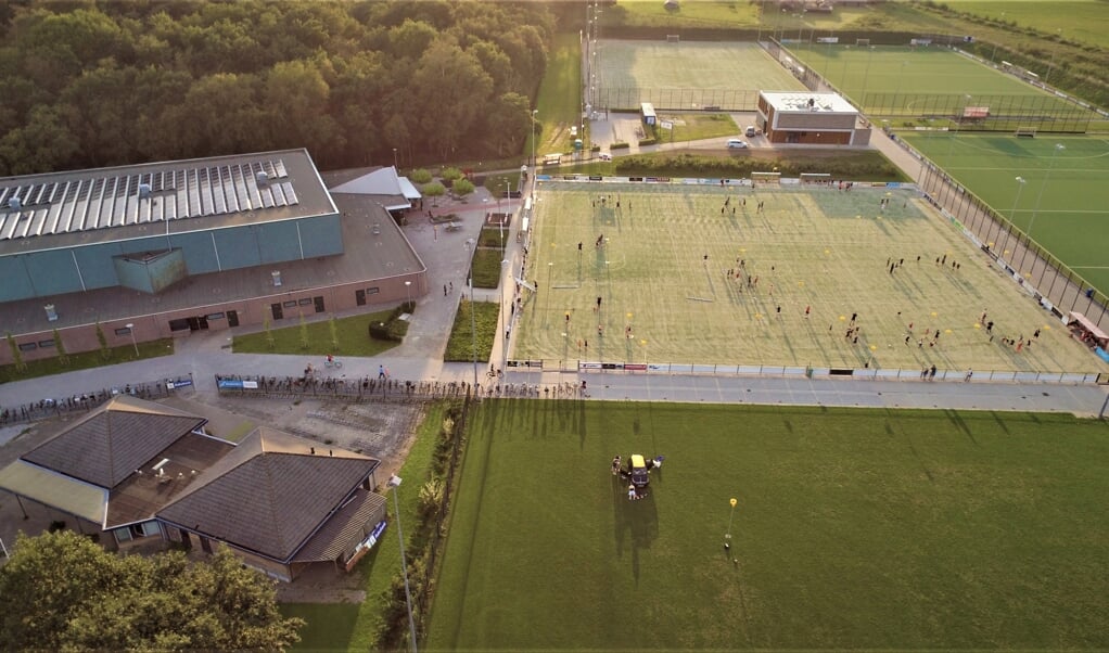 Sportpark Oosterbos met rechtsboven het nieuwe clubhuis van MHCB, linksonder het oude clubhuis