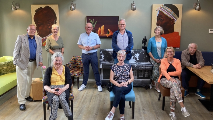Deel van de kunstenaars die momenteel hun werken exposeren in Stroud: Achteraan vlnr: Pim Engelsman, Ria Huibers, Rob de Haan, Bert Visser, Walda Mees en Harry van Zomeren Vooraan vlnr: Toos Oskam, Anneke Grootenboer en Fineke ten Napel