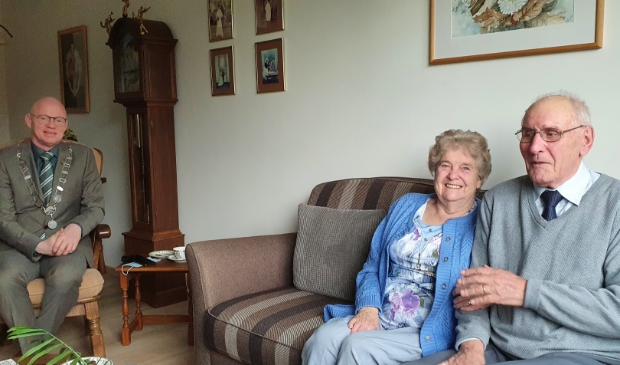 <p>Echtpaar van Schaik was blij met het bezoek van burgemeester Isabella</p>
