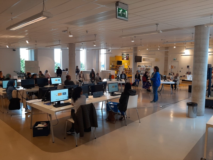 Deelnemers volgen de workshop Oefenen.nl tijdens de Dag van het Lezen & Schrijven