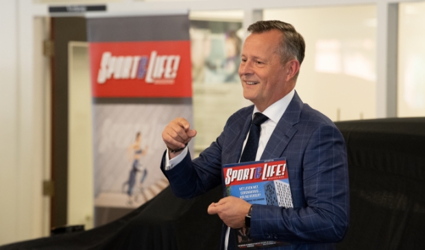 <p>Ook Arthur van Dijk, commissaris van de Koning in de provincie Noord-Holland, was aanwezig bij de lancering van het sportblad.</p>