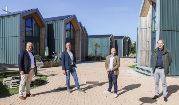 <p>V.l.n.r. Wethouder Wim Oosterwijk, wethouder Harke Dijksterhuis, gedeputeerde Peter Kerris (Provincie Gelderland) en Peter Toonen (directeur-bestuurder Woningstichting Nijkerk) bij de ‘opstapwoningen’ (Tiny Houses) in Nijkerk.</p>