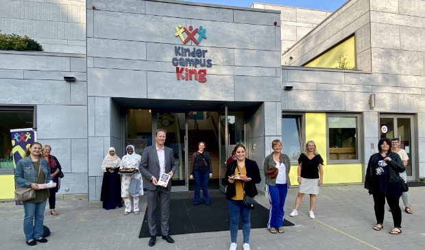 <p>Wethouder Frank Berkhout neemt het eerste exemplaar van het kookboek in ontvangst. </p>
