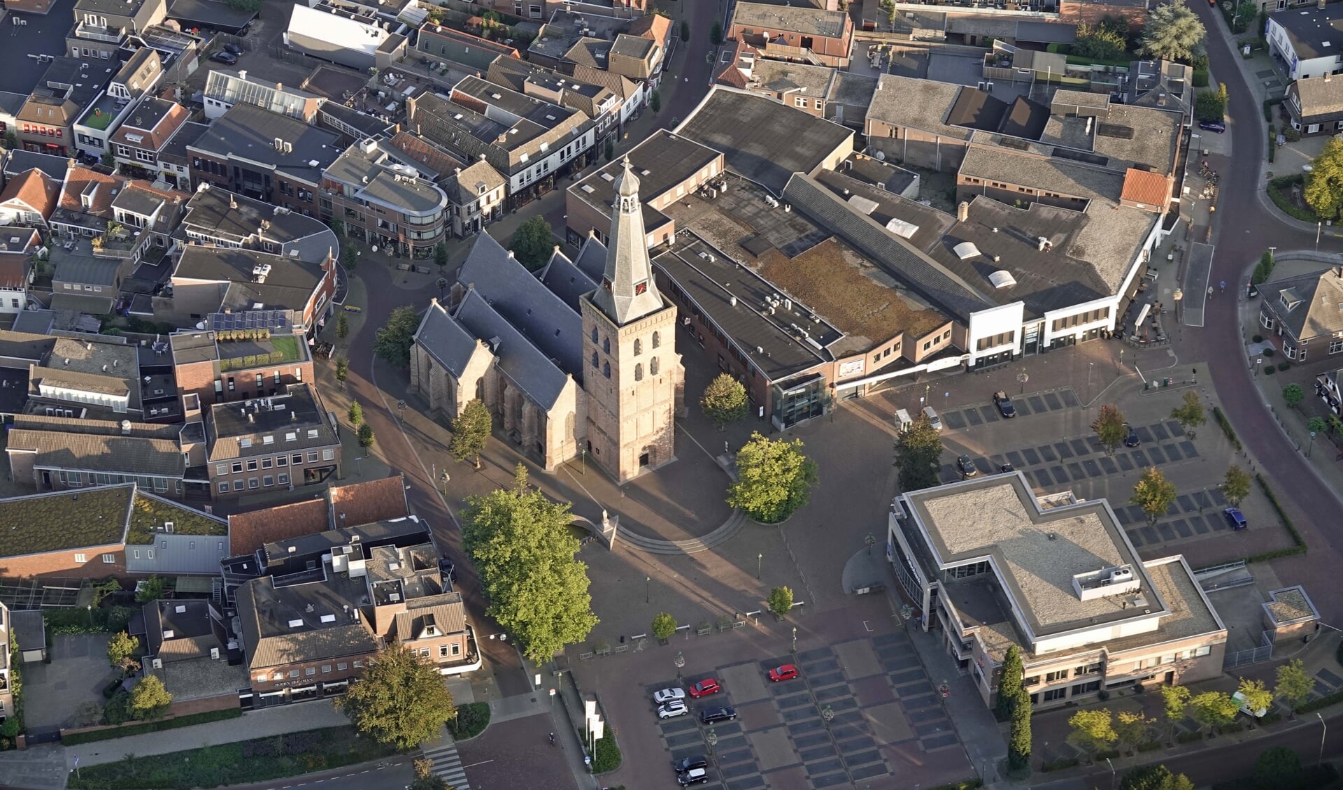 Onder meer de klokken in de toren van de Oude Kerk in Barneveld luiden direct na de jaarwisseling.