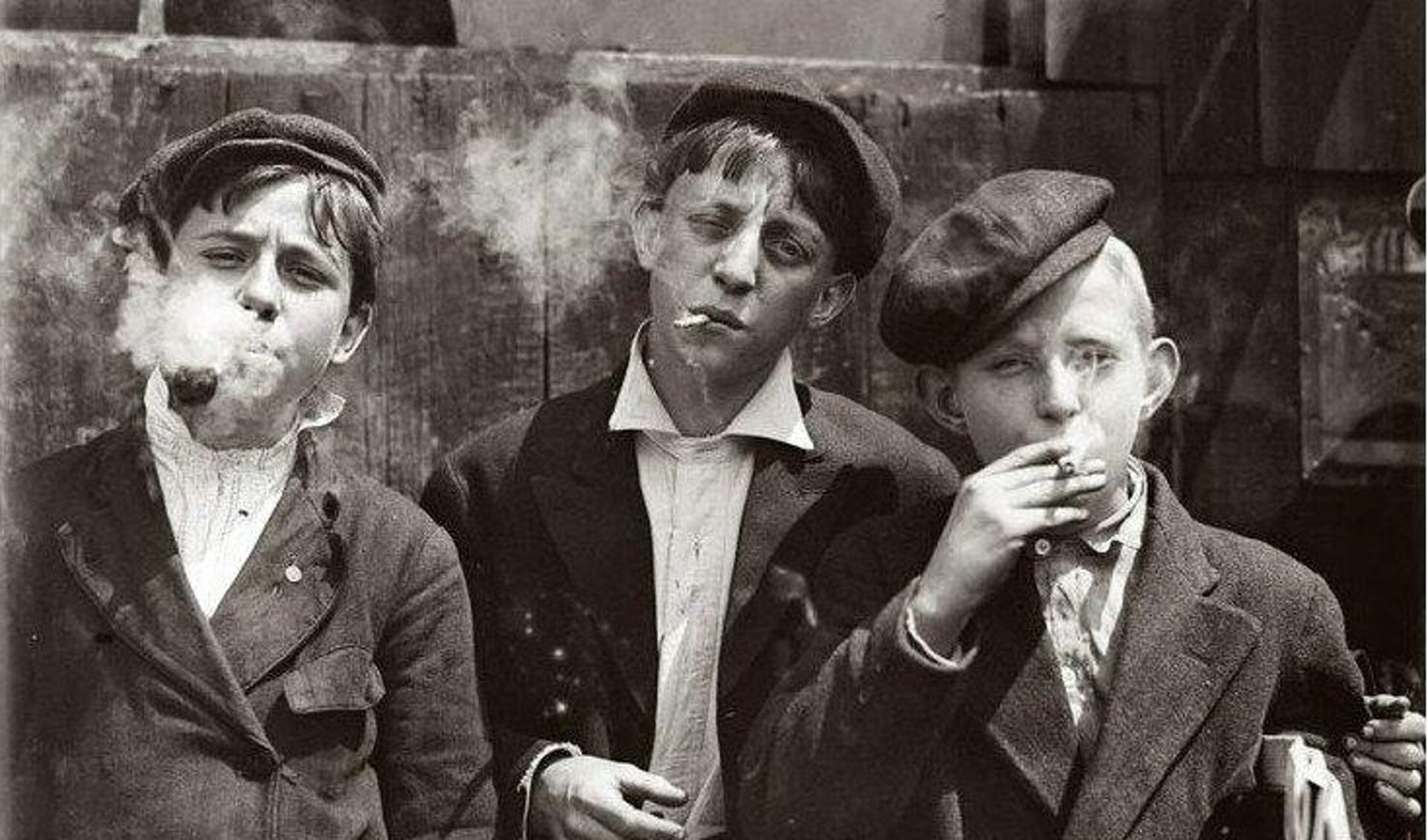 Roken was voor jongens in 1913 heel gewoon.