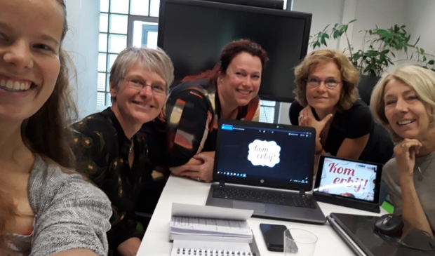De initiatiefgroep, v.l.n.r. Mieke (buurtsportcoach), Lia (Centrum voor Elkaar), Christine (QuaRijn) Margriet (Bibliotheek Idea) en Femke (Krachtig Krommerijn