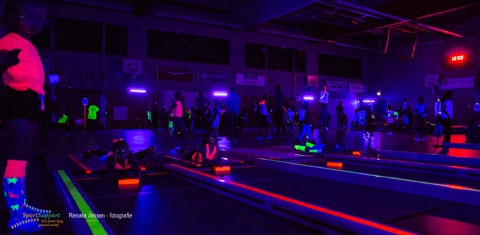 Kids in actie tijdens een Glow in the Dark SportMix