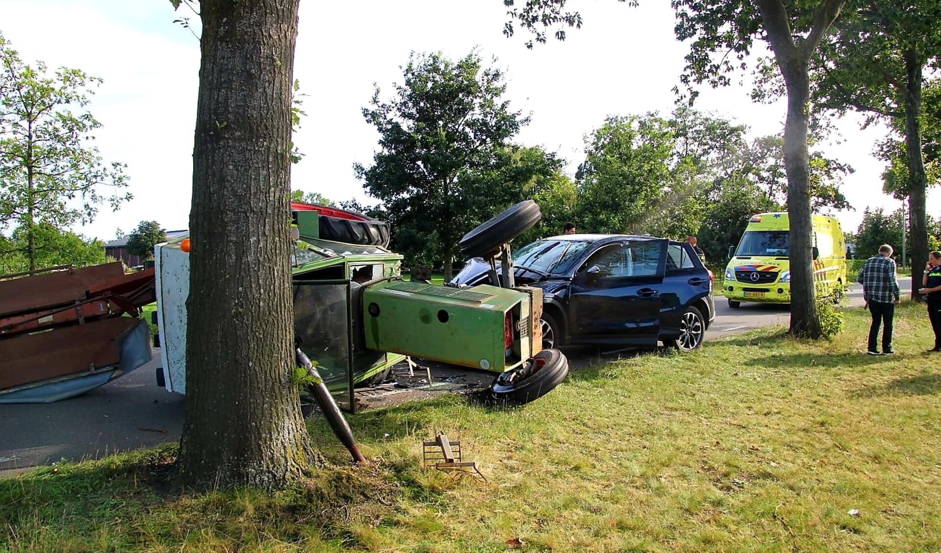 Bij een aarijding in Kootwijkerbroek kwam donderdagmiddag de tractor op de zijkant terecht.