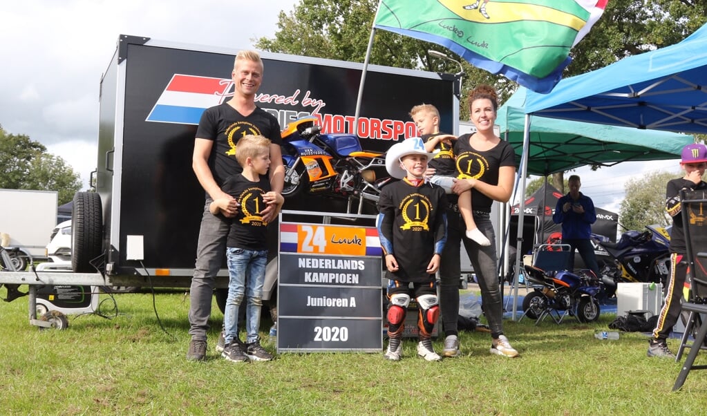 Familie De Vries, met Luuk in het midden, geniet van de Nationale titel Minibike 2020.