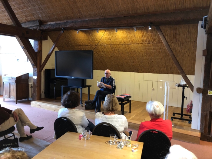 Arend van Dam leest voor.