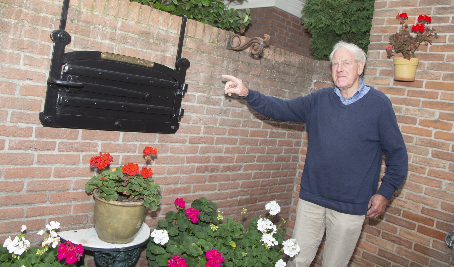 Max van Ginkel heeft de ovendeur opgehangen in zijn tuin.