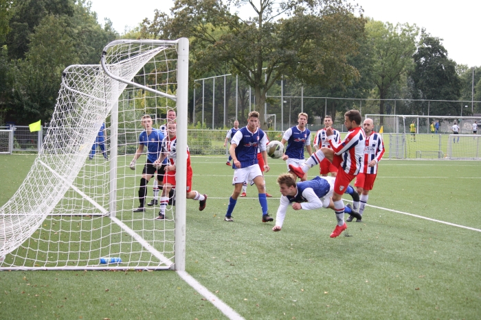 Aurora speler Folkert de Jong kopt de bal net naast het doel.