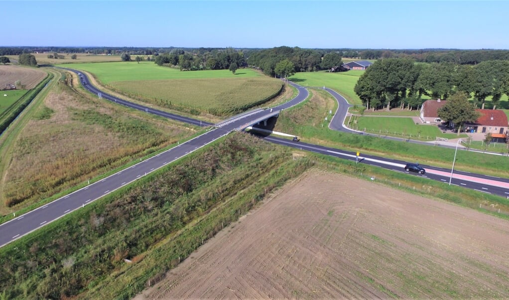 De rondweg Voortse Ring om Voorthuizen nabij het viaduct van de Overhorsterweg.